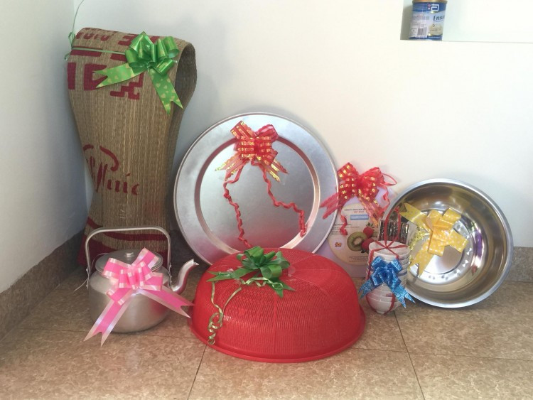 Chắc sắm thêm bếp ga nữa là cô dâu chú rể có đủ vật dụng trong nhà bếp!