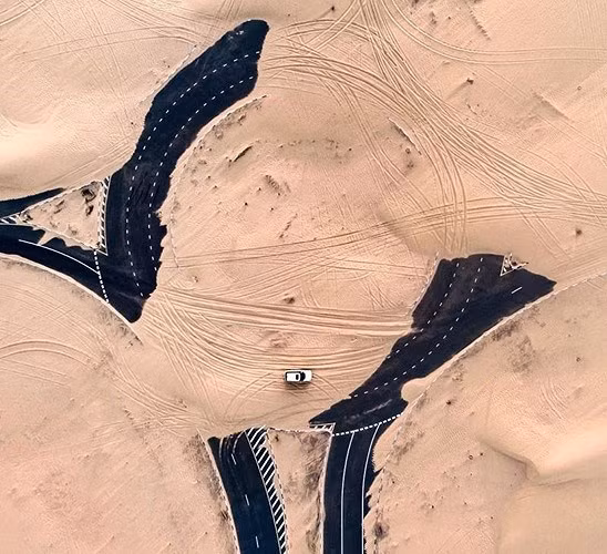 Một giao lộ lớn của Các Tiểu vương quốc Arab Thống nhất (UAE) bị cát che phủ.