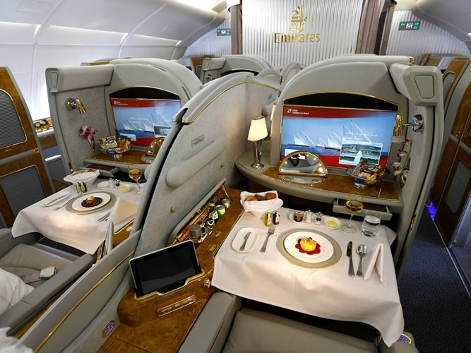 Chất lượng phục vụ những hành khách mua vé hạng nhất không ngừng được cải thiện qua thời gian. Hàng ghế của hành khách VIP trong một chiếc máy bay của hãng hàng không Emirates.