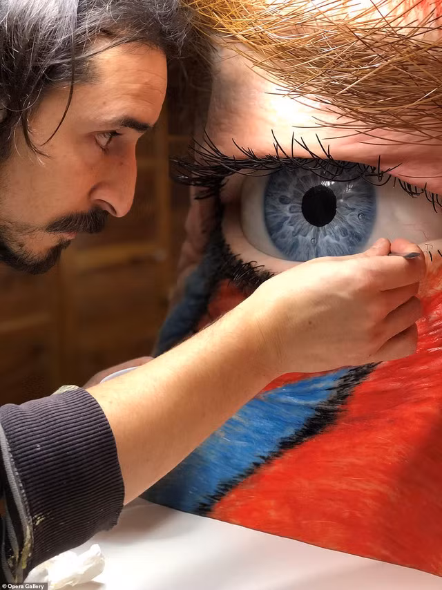 Nghệ sĩ điêu khắc Valter Adam Casotto trong lúc thực hiện tác phẩm.