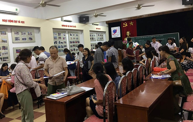 Tiếp nhận hồ sơ đăng ký xét tuyển vào lớp 10 ở Trường THCS - THPT Nguyễn Tất Thành. ẢNH: NGỌC THẮNG.