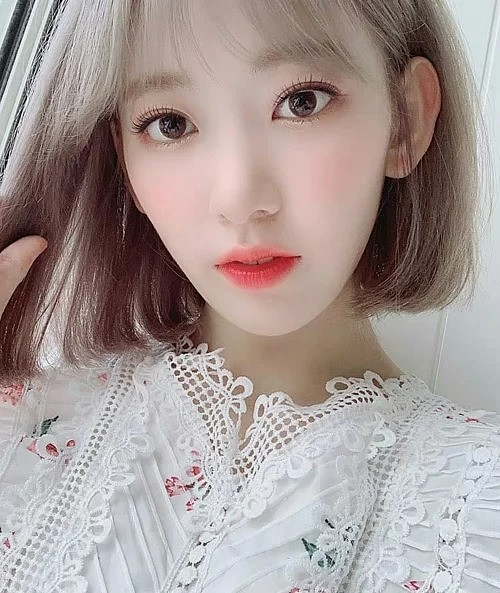 Sakura (IZONE) luôn xinh xắn trong mắt fan nhờ chọn kiểu tô son ombre nhẹ nhàng.