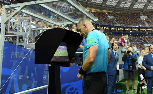 Trọng tài xem lại VAR và quyết định cho Pháp hưởng phạt đền.