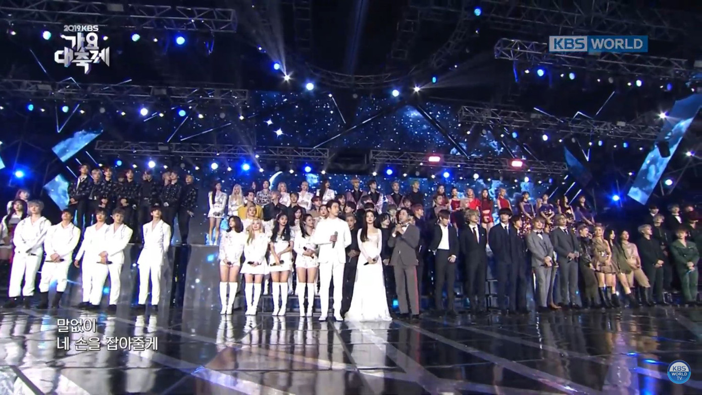 Bởi các sự kiện cuối năm như thế này là dịp để các idol khoác lên mình những bộ cánh lộng lẫy ấn tượng nhất. Nếu như nam idol thường đóng khung trong các bộ suit lịch lãm thì nữ idol sẽ thoải mái tỏa sáng với nhiều phong cách thời trang khác nhau.