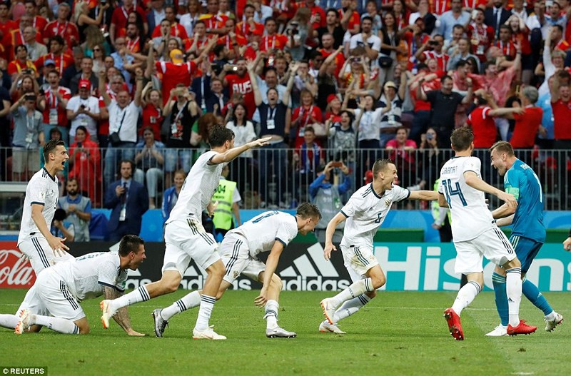 Niềm vui chiến thắng của các cầu thủ Nga.