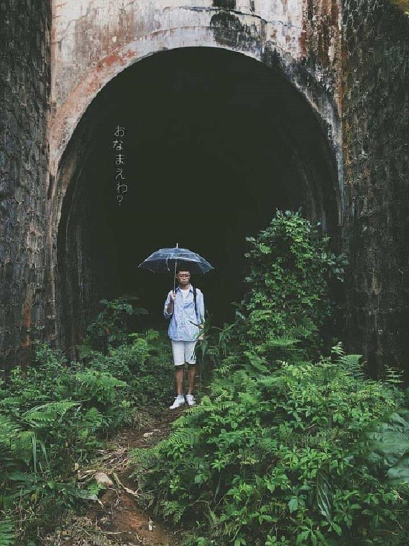 Đường hầm nhuốm màu cũ kỹ của thời gian.