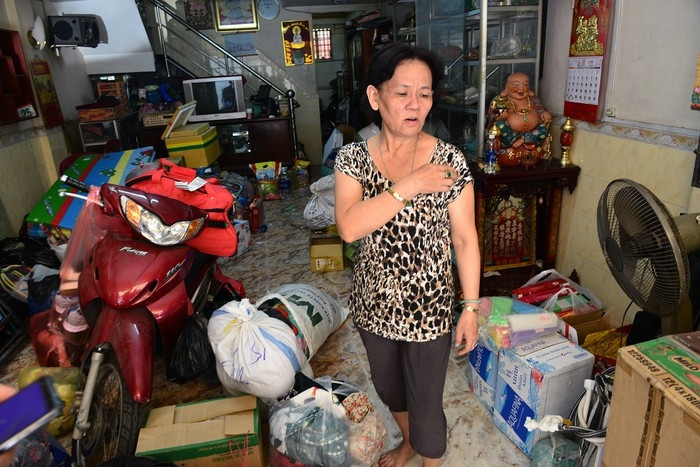 Các gia đình thức đến sáng để gói đồ đạc, gần Tết cổ truyền cuộc sống của người dân cũng xáo trộn ít nhiều. (Ảnh: Zing.vn)