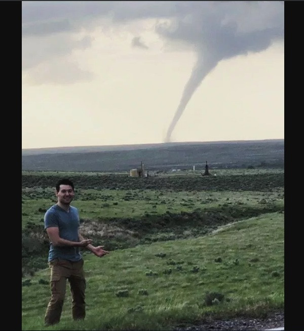 Anh Celab chụp ảnh kỉ niệm khi đang đi "săn" bão tại Oklahoma. Anh Celab chụp ảnh kỉ niệm khi đang đi "săn" bão tại Oklahoma.