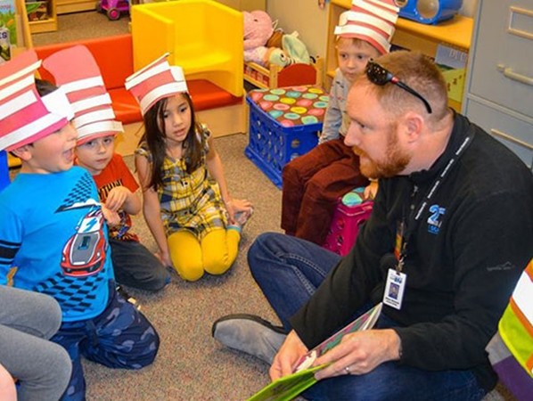 Một tiết học tập trung vào khả năng sáng tạo, phát minh, dành cho học sinh nhỏ tuổi ở học khu 27J.