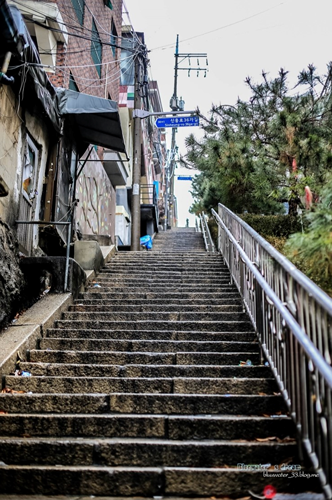 108 bậc thang Huam ở Hàn Quốc là địa điểm chụp ảnh khá phổ biến với những người yêu thích phim Hàn. Bộ phim nổi tiếng nhất quay ở đây là "What happened in Bali" với sự tham gia của So Ji Sub.