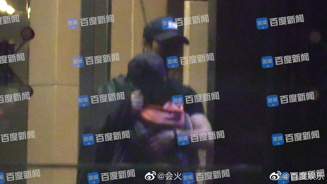 Đậu Kiêu trao cho Hà Siêu Liên cái ôm thắm thiết trong thang máy khách sạn.