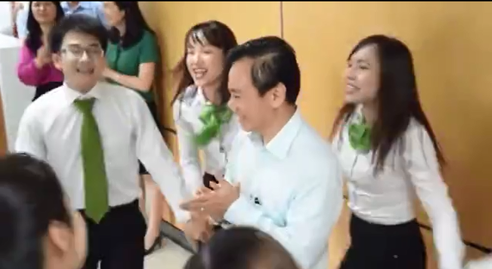 Ông ấy đã nở nụ cười xúc động trên môi khiến nhiều người cũng cảm thấy vui cùng.