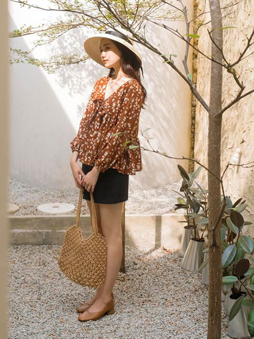 Nữ diễn viên e ấp trong một bộ ảnh khoe nhan sắc thanh xuân.