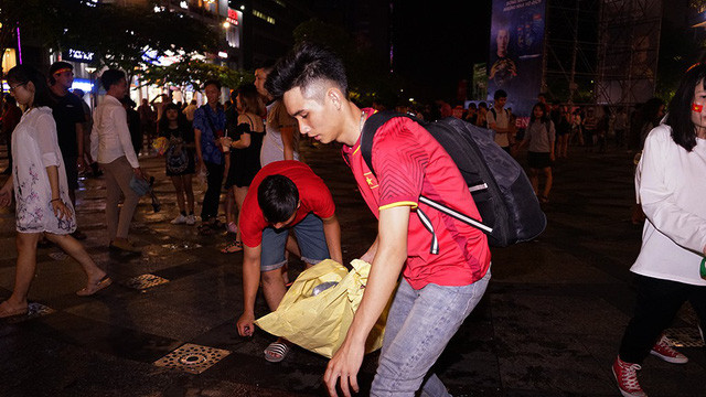 Nhóm bạn Nguyễn Bá Khương rủ nhau đi dọn rác.