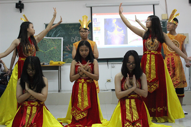 Một tiết học sân khấu hóa tại Trường THPT Phú Nhuận, TP.HCM. Ảnh: Thu Hương.