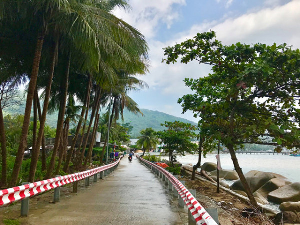 Con đường vòng quanh đảo Hòn Sơn rất đẹp