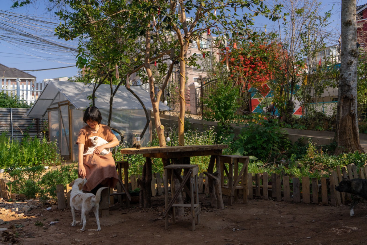 Chị Tâm Min và khu vườn xanh mát tại homestay Vườn Đom đóm.