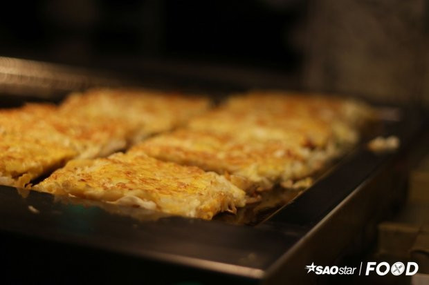 Bánh xèo Đài Loan có tạo hình tương tự bánh xèo Nhật nhưng ít rau hơn và kích thước cũng nhỏ hơn. Món ăn này có giá 35 Đài tệ (28.000 đồng).