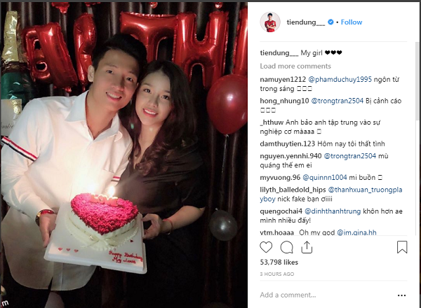 Trung vệ Bùi Tiến Dũng lần đầu đăng ảnh tình cảm công khai cùng bạn gái xinh đẹp.