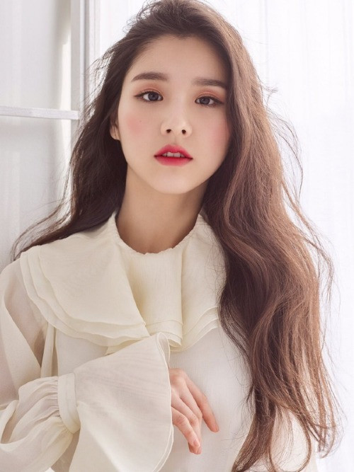 Với sắc đẹp nổi trội, thần thái rạng rỡ tràn đầy sức sống như thế này, Hee Jin đang rất được khán giả quan tâm chú ý. Nhiều nhãn hàng đã ngỏ lời mời Hee Jin làm người mẫu quảng cáo sản phẩm.