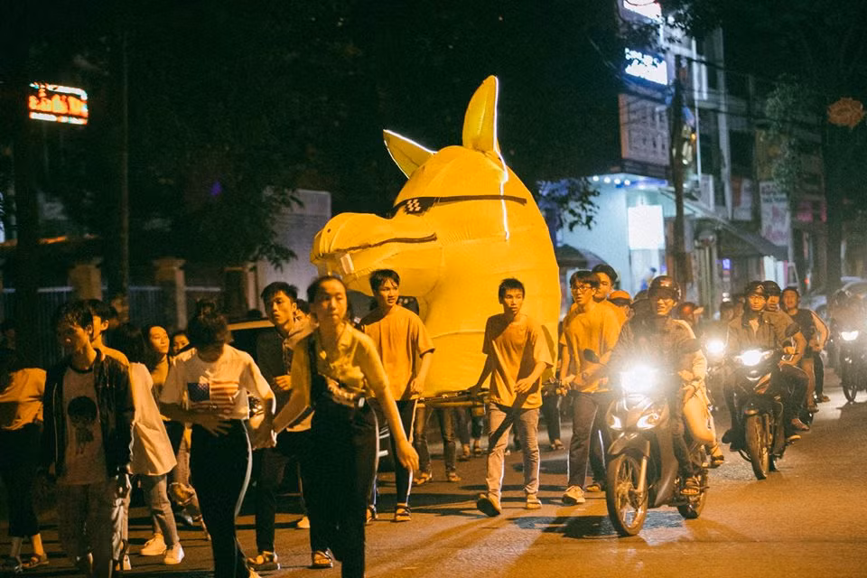 Với sự sáng tạo, hài hước của các bạn trẻ thì không thiếu những lồng đèn "dễ thương muốn xỉu" thế này đây!