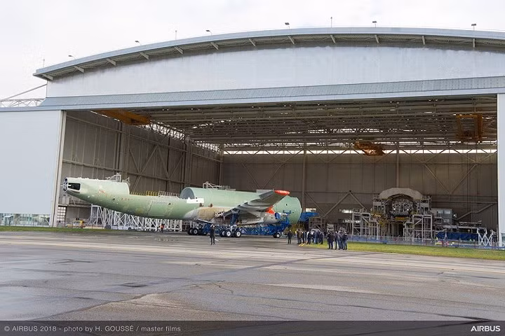 Do kích thước các bộ phận lắp ráp khá lớn, buộc Airbus trang bị hệ thống nhà xưởng hậu cần phức tạp gồm giao thông đường bộ và đường biển để đảm bảo việc cung cấp an toàn các linh kiện cho cơ sở của Airbus tại Toulouse.