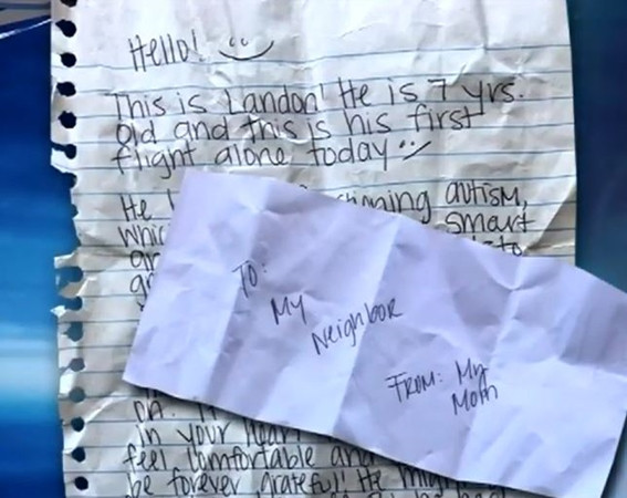 Tờ giấy nhắn mà mẹ Landon đưa cậu bé, để trao cho hành khách ngồi cạnh mình.
