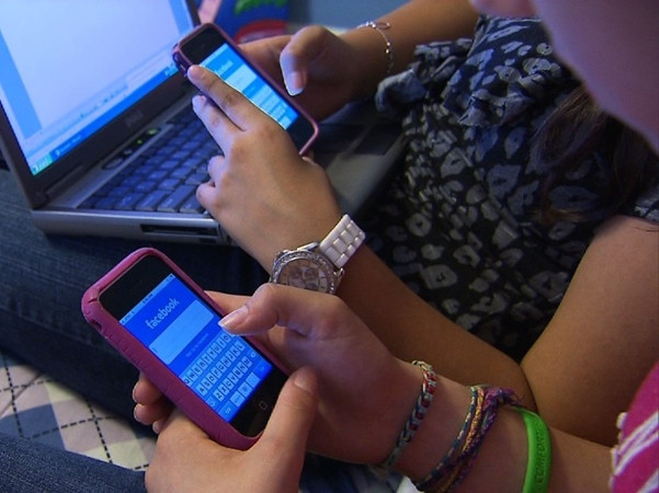 Càng dành nhiều thời gian xem mạng xã hội, bạn càng… không vui!