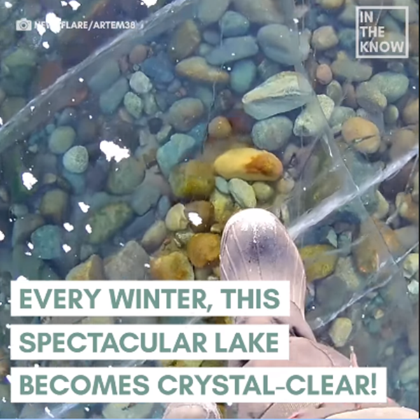 Lớp băng dày hơn 15cm nhưng lại trong suốt sẽ khiến bạn có cảm giác như đang đi trên một mặt kính khổng lồ vậy.