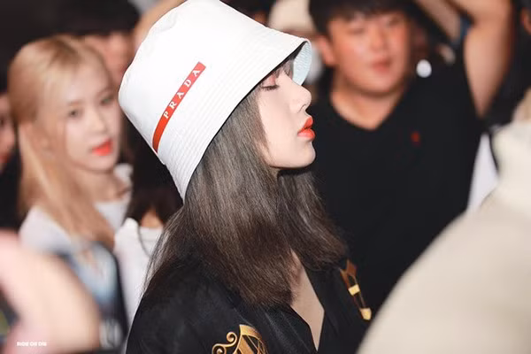 Kỷ lục này tiếp tục được lập nên với chiếc mũ bucket xinh xắn của Prada giá 340 USD (7,9 triệu đồng). Dù hãng ra mắt 4 màu, chỉ màu giống Lisa đội là cháy hàng.