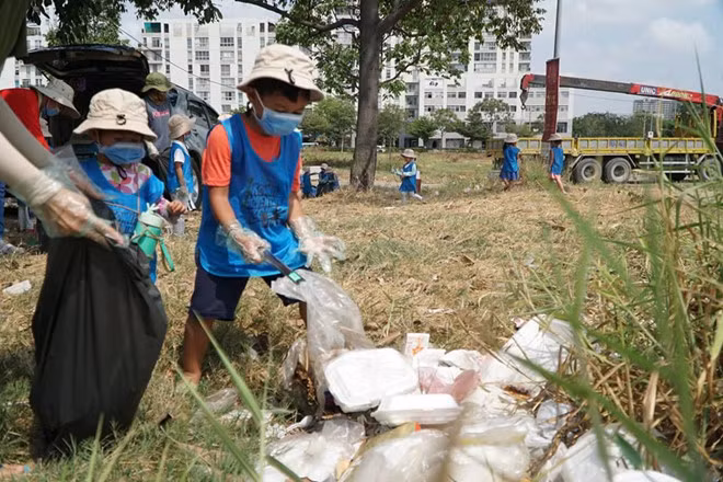 Việc nhà trường cho các em nhỏ từ 3-5 tuổi dọn rác khiến nhiều người không đồng tình.