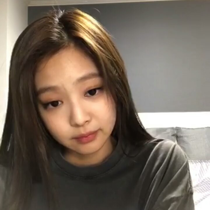 Jennie chính là cô gái học mãi không tốt nghiệp khóa selfie cơ bản. Đây là tấm ảnh selfie đầu tiên mà Jennie chụp, và tự cô nàng cũng thấy chưa ổn nên nhận xét “Mình có ý định sẽ xóa nó thật nhanh”.