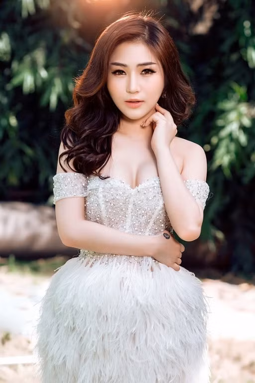 Hương Tràm tuyên bố tạm dừng ca hát để sang Mỹ du học.