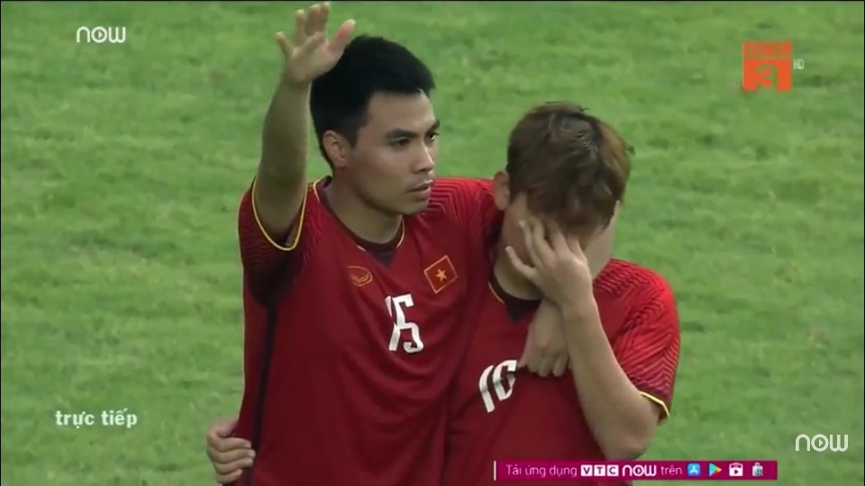 Minh Vương lặng lẽ lau nước mắt trong vòng tay của đồng đội.