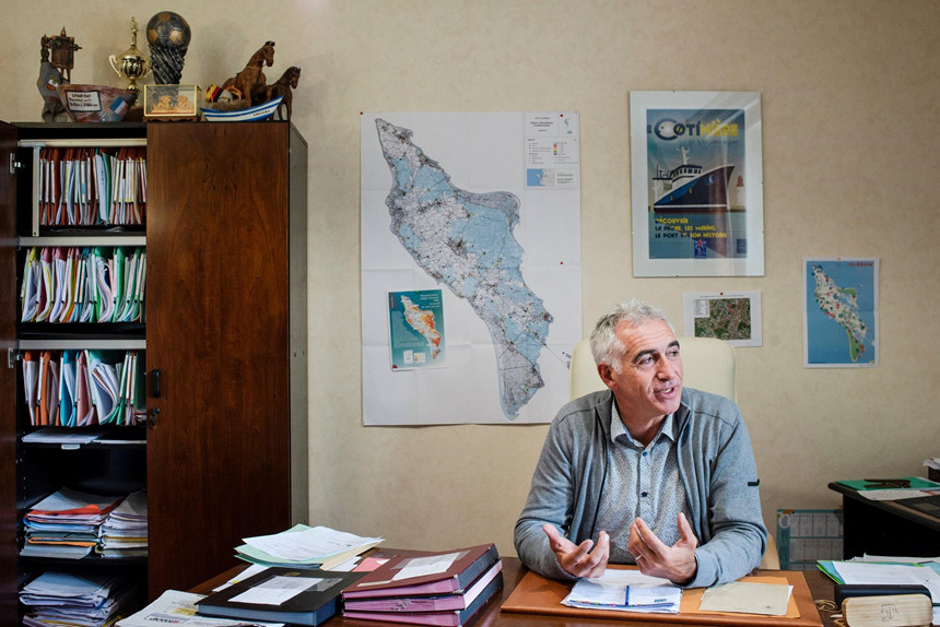 Thị trưởng thị trấn Christophe Sueur cho biết ông sẽ bảo vệ Maurice vì đây không chỉ là vấn đề liên quan đến một con gà trống mà là việc gìn giữ những giá trị nông thôn Pháp. Ảnh: New York Times.