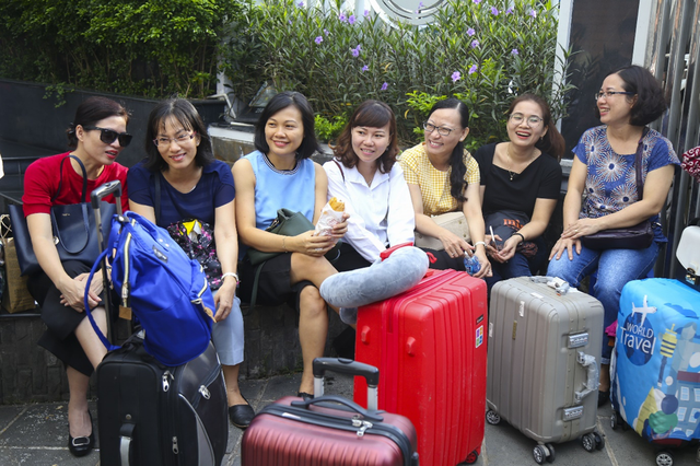 Gương mặt hớn hở của các cán bộ Trường ĐH Luật TP.HCM trước giờ lên xe di chuyển về Sóc Trăng. Gương mặt hớn hở của các cán bộ Trường ĐH Luật TP.HCM trước giờ lên xe di chuyển về Sóc Trăng.