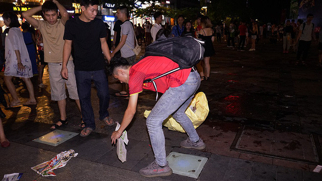 Sau khi dọn rác của nhóm, thấy xung quanh nhiều rác quá nên nhóm Khương tự giác tìm vật dụng để gom rác.