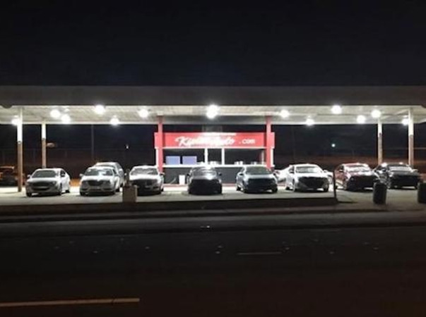 Khu đậu xe trưng bày rất sáng sủa, sạch sẽ của bác Charles.