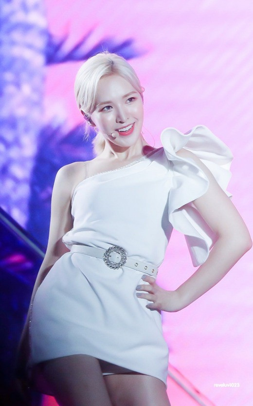 Wendy cũng có dịp khoe bờ vai thon trên sân khấu AAA.