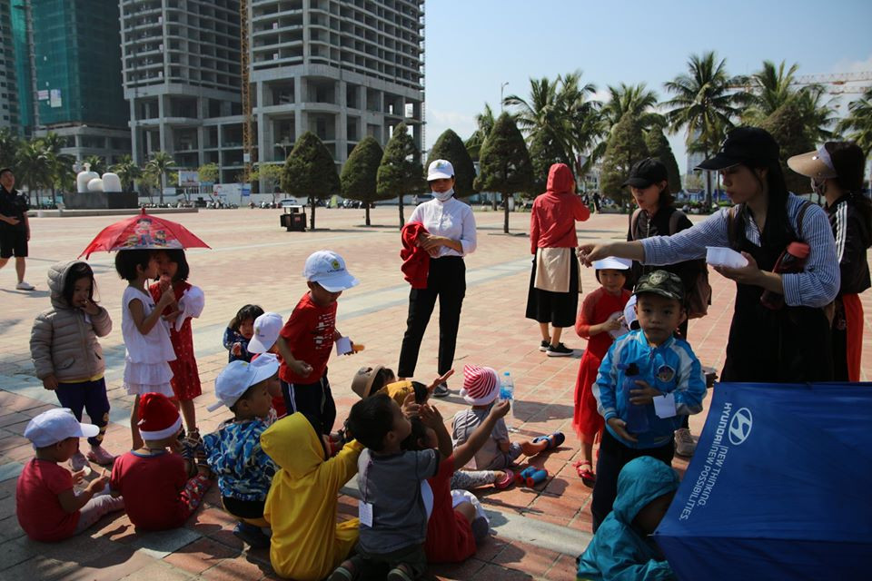 Nhiều em nhỏ cũng đến tham gia. (Ảnh: DAC)