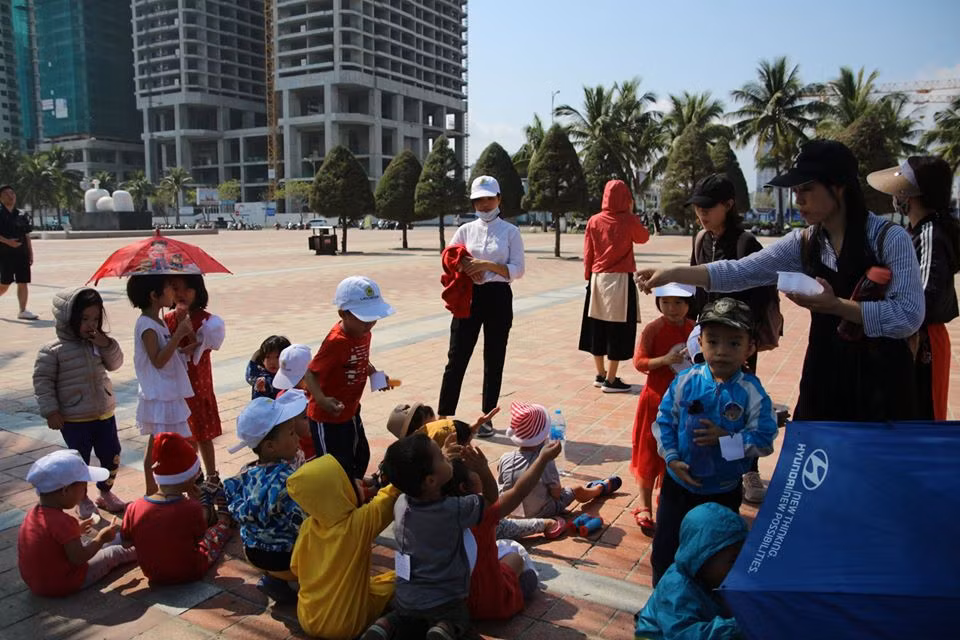 Nhiều em nhỏ cũng đến tham gia. (Ảnh: DAC)