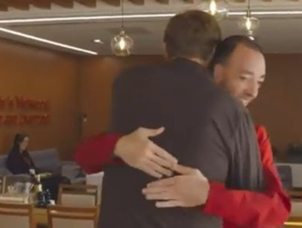 Chú David ôm chặt huấn luyện viên Klopp.