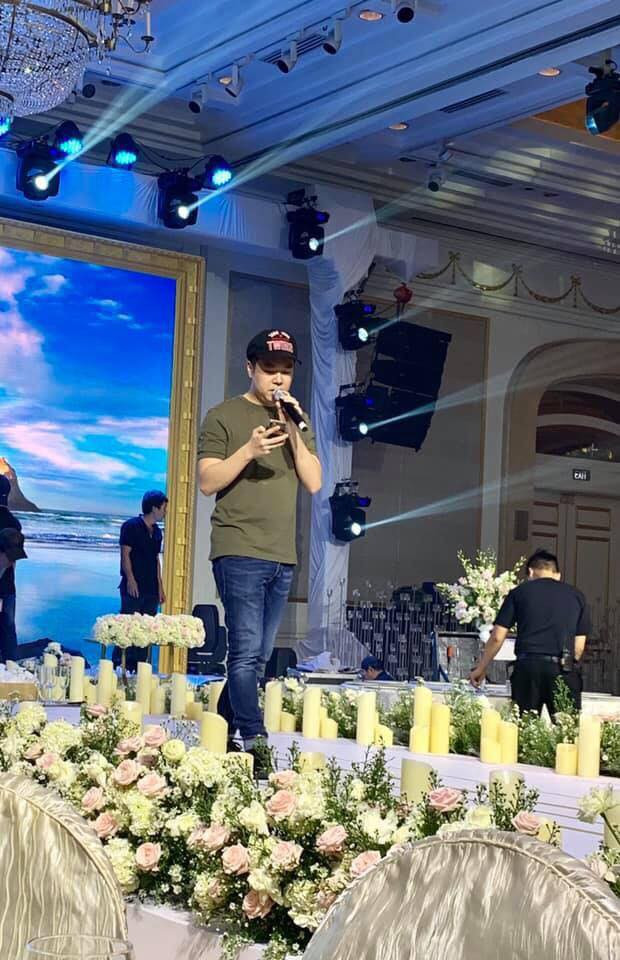 Ngay từ sớm, chú rể Lê Hiếu đã xuất hiện giản dị, chăm chú tập kịch bản đám cưới. Anh tỏ ra hơi căng thẳng trước thời khắc trọng đại của mình.