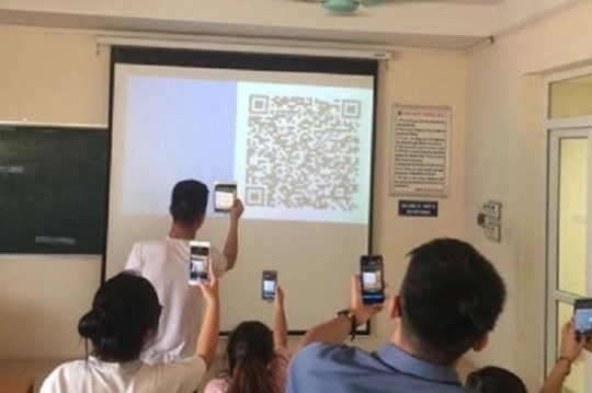 Sinh viên ĐH Luật Hà Nội điểm danh bằng cách quét mã QR. Ảnh chụp màn hình. Sinh viên ĐH Luật Hà Nội điểm danh bằng cách quét mã QR. Ảnh chụp màn hình.