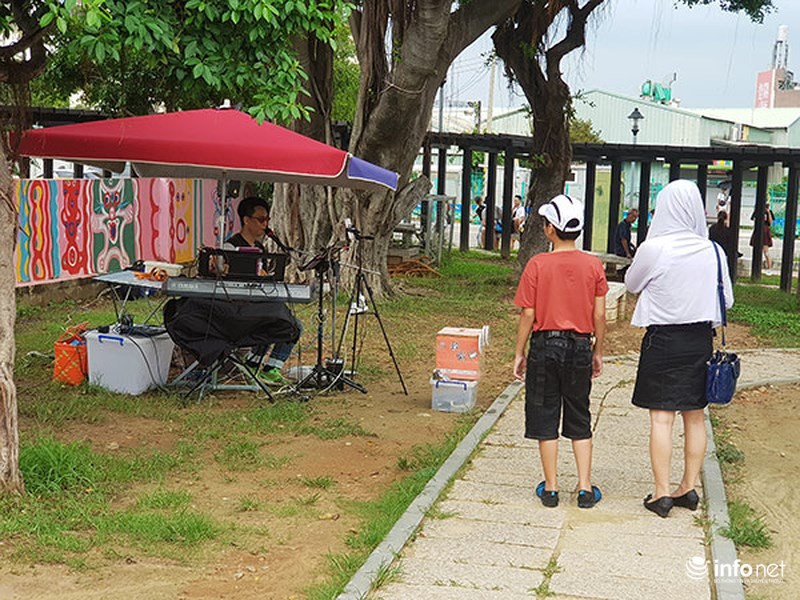 và nghe những tiếng nhạc du dương của các nghệ sĩ trong làng biểu diễn!