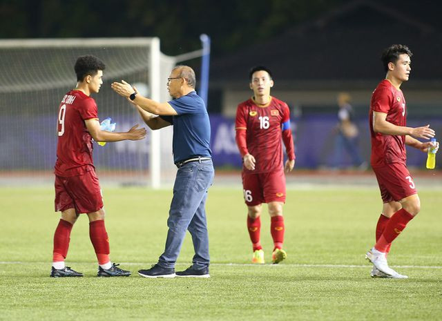 Thầy Park bắt tay Đức Chinh.