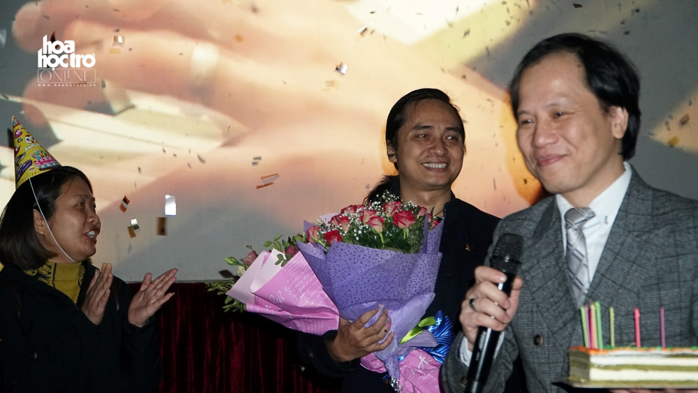 Khoảnh khắc bất ngờ của anh Hùng khi được nhận món quà sinh nhật sớm trước một ngày.