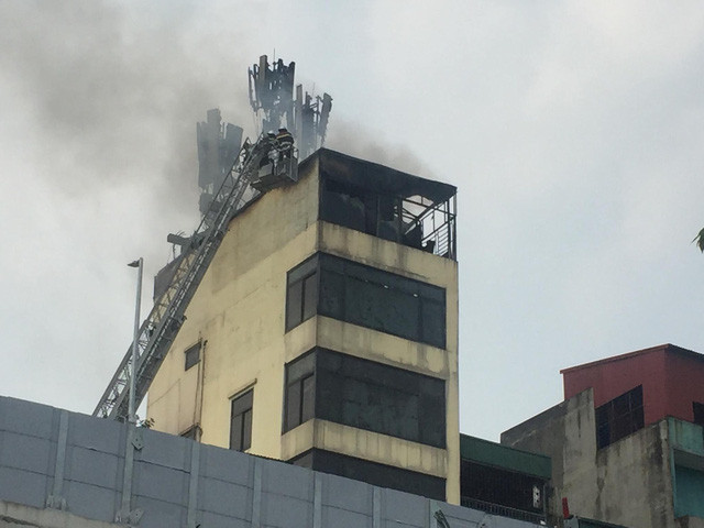 Huy động xe thang chữa cháy ngôi nhà cao tầng.