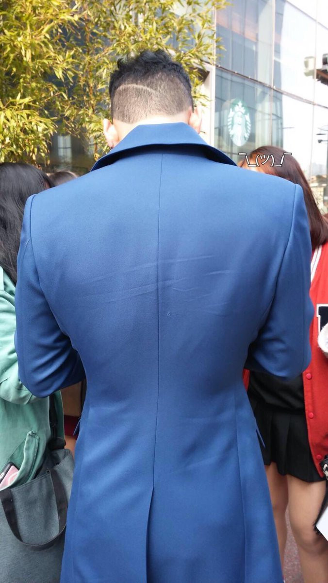 Vai cực to và eo cực nhỏ, xin hỏi Baekho tập luyện nhiều cỡ nào để có được dáng vóc này?