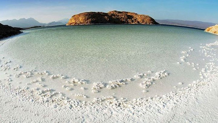 Do tỉ lệ bốc hơi cao, nước trong hồ Lac Assal có nồng độ trung bình muối của 34,8% gấp 10 lần độ mặn của nước biển. Đây là vùng nước mặn thứ hai trên Trái đất sau Don Juan Pond ở Nam Cực (trên 47%), biển Chết (33,7%). Ảnh Kempinski